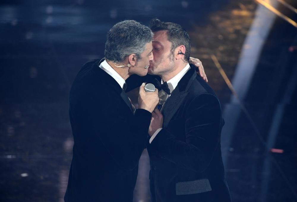 Tiziano Ferro e Fiorello si baciano a Sanremo 2020: la reazione di Victor Allen
