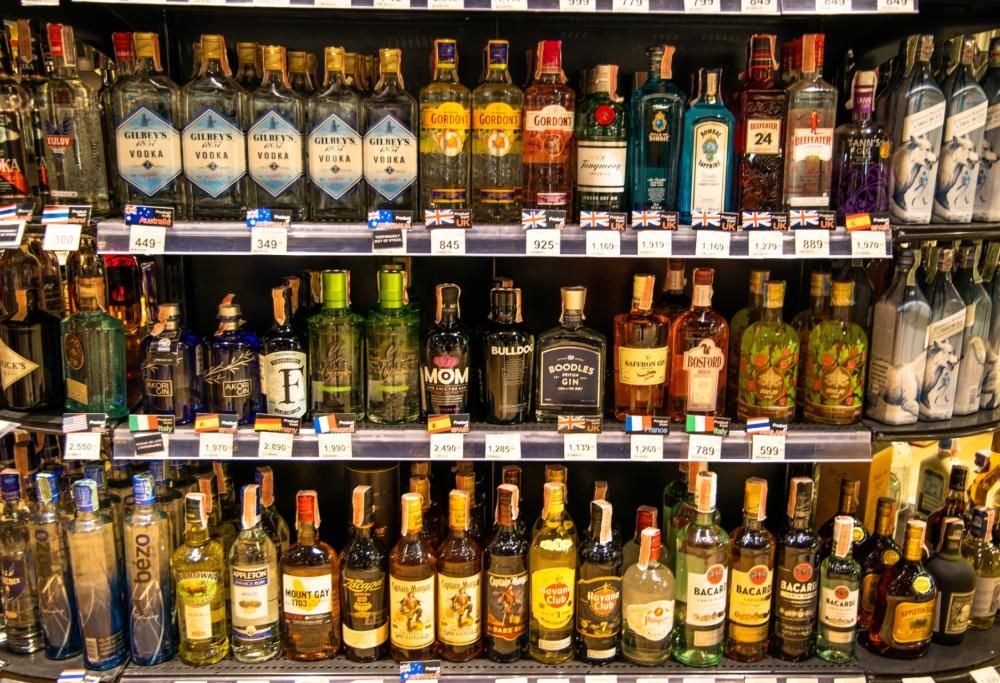 Il Quebec vieta alcol ed erba ai non vaccinati: boom di richieste