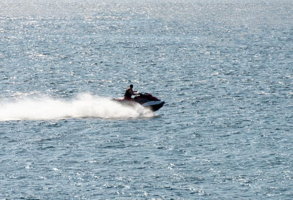 Viaggia per 4 ore in moto d’acqua evitando i controlli per raggiungere la fidanzata: ora lei vuole sposarlo