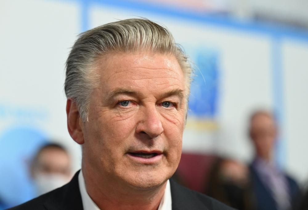 Alec Baldwin dopo l’incidente mortale sul set fa causa a 4 persone