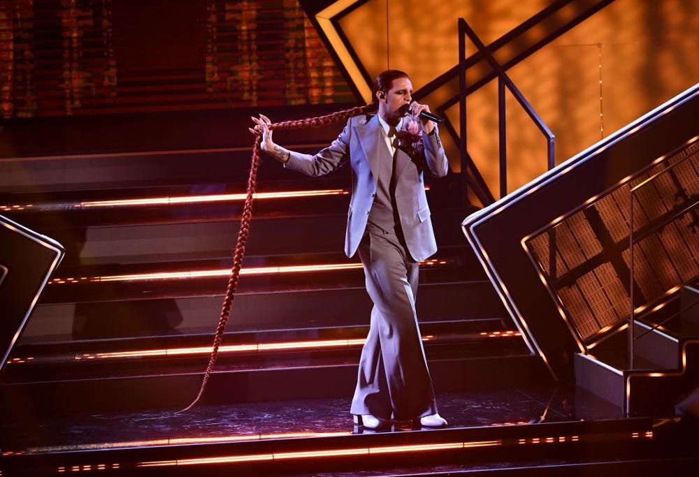 Achille Lauro omaggia Mina a Sanremo 2021 e canta Bam Bam Twist