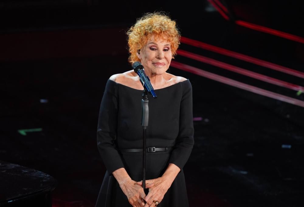 Ornella Vanoni: “Ho bisogno di riposo, sento le voci”