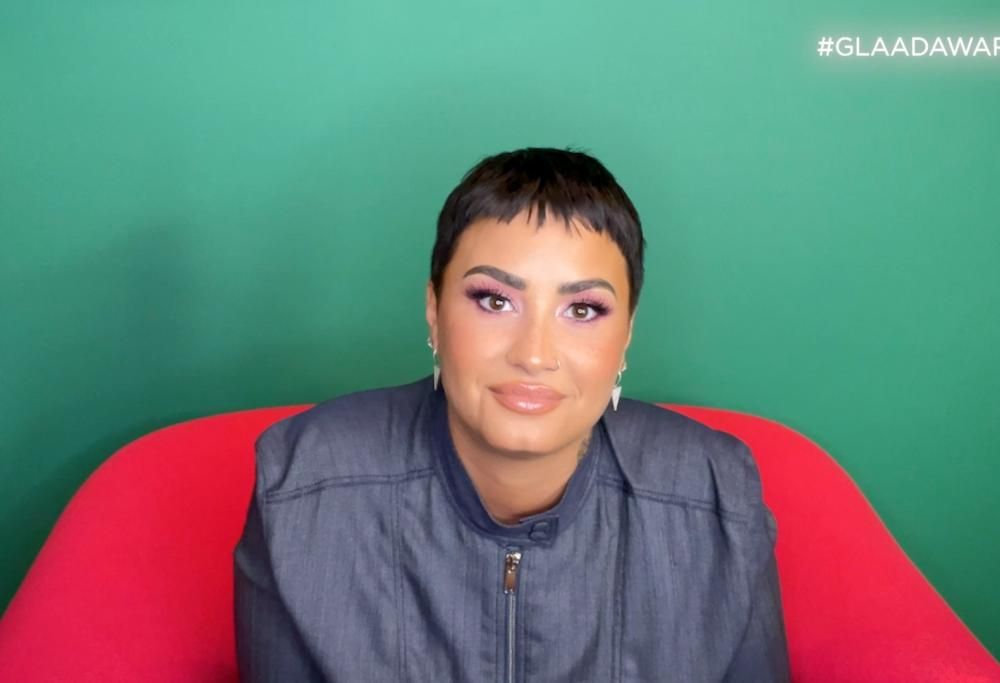 Demi Lovato: “Mi identifico come non binaria. Datemi del loro”