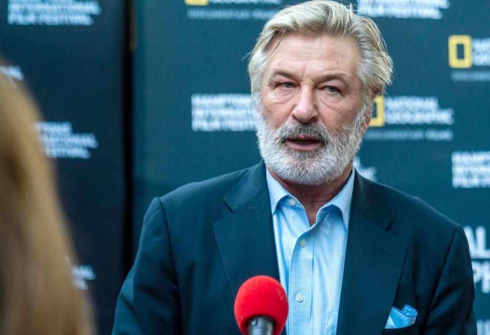 Alec Baldwin citato in giudizio per la sparatoria sul set di Rust