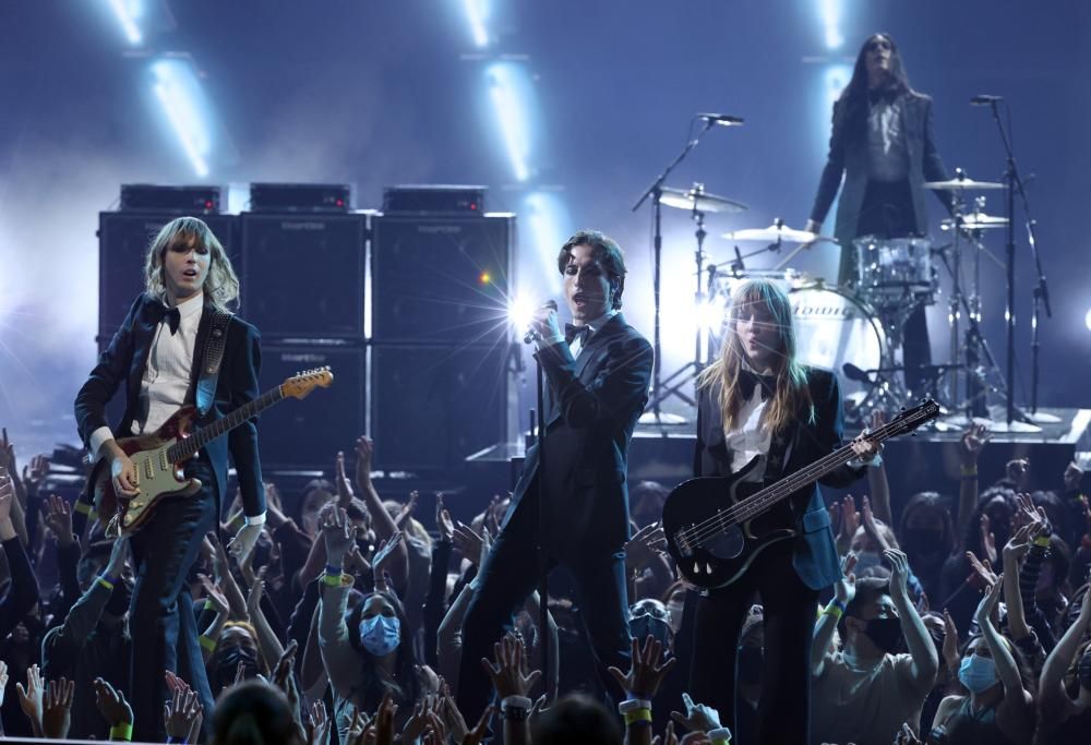 Maneskin: in smoking e papillon agli American Music Awards