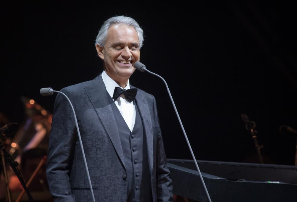 Andrea Bocelli salva un cane ferito dai bombardamenti