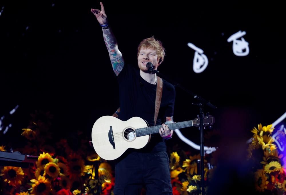 Ed Sheeran canta con  i clienti di un pub