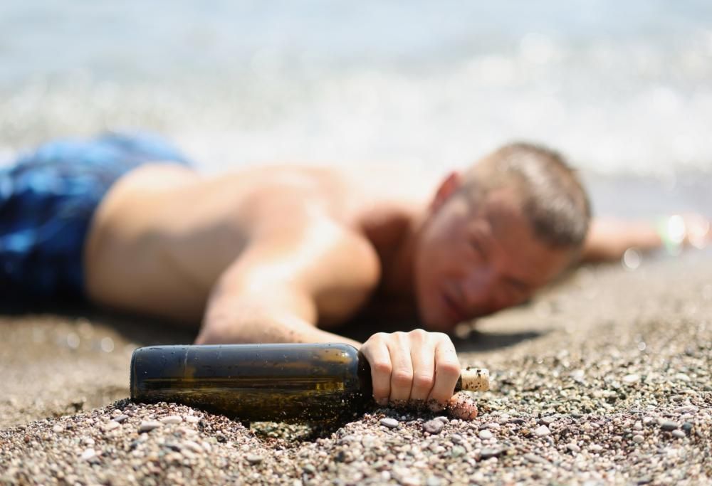 Festeggia i 30 anni in Thailandia e sparisce: la polizia lo ritrova nudo in spiaggia che canta