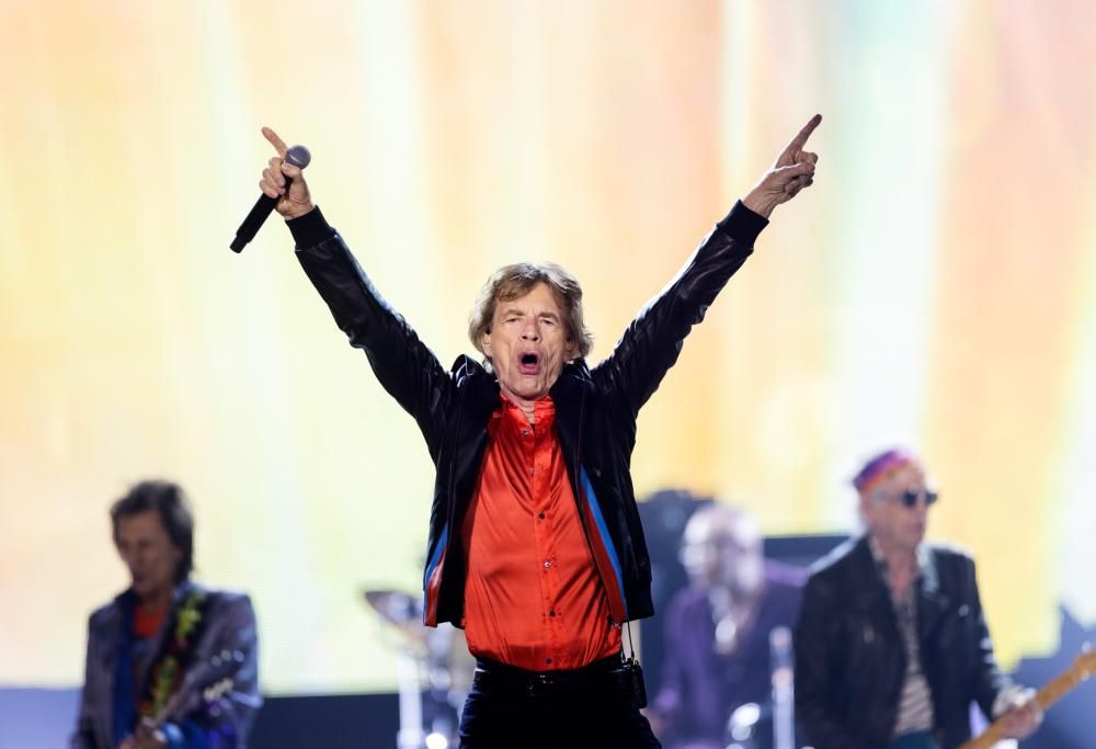 Mick Jagger dei Rolling Stones sta raccogliendo le arance in Italia