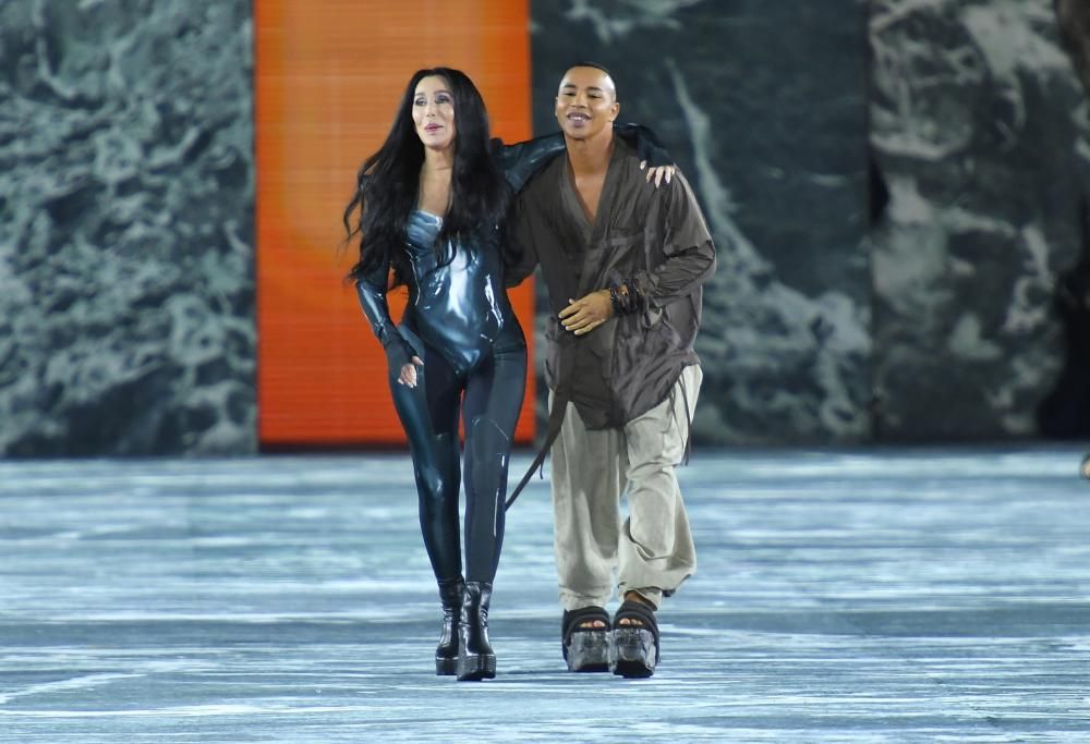 Cher a 76 anni sfila con body scollato e anfibi