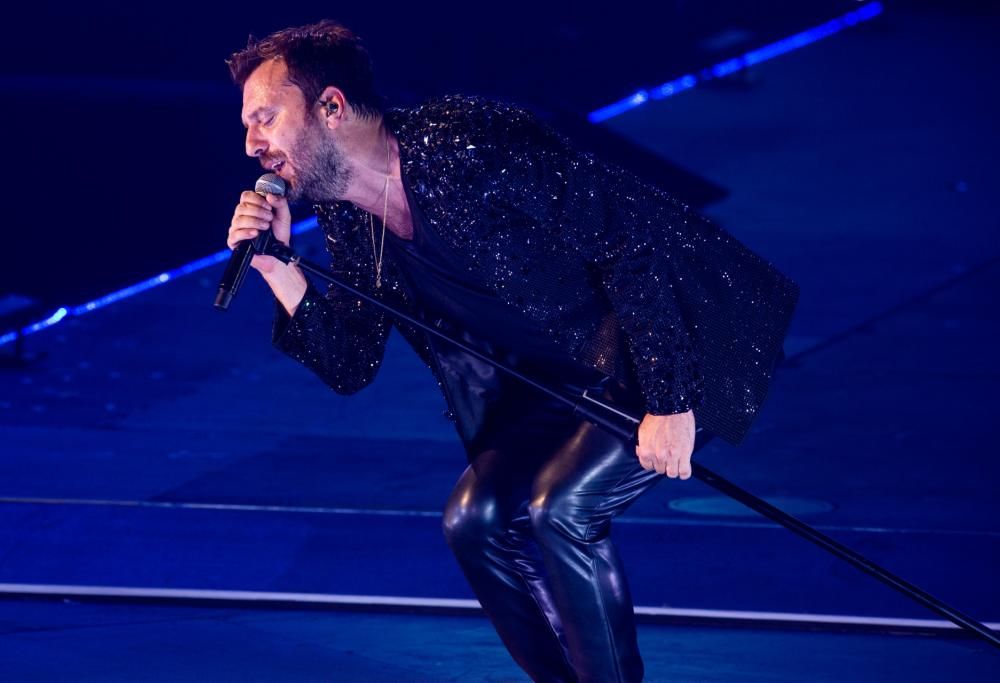 Cesare Cremonini in concerto bacia una fan