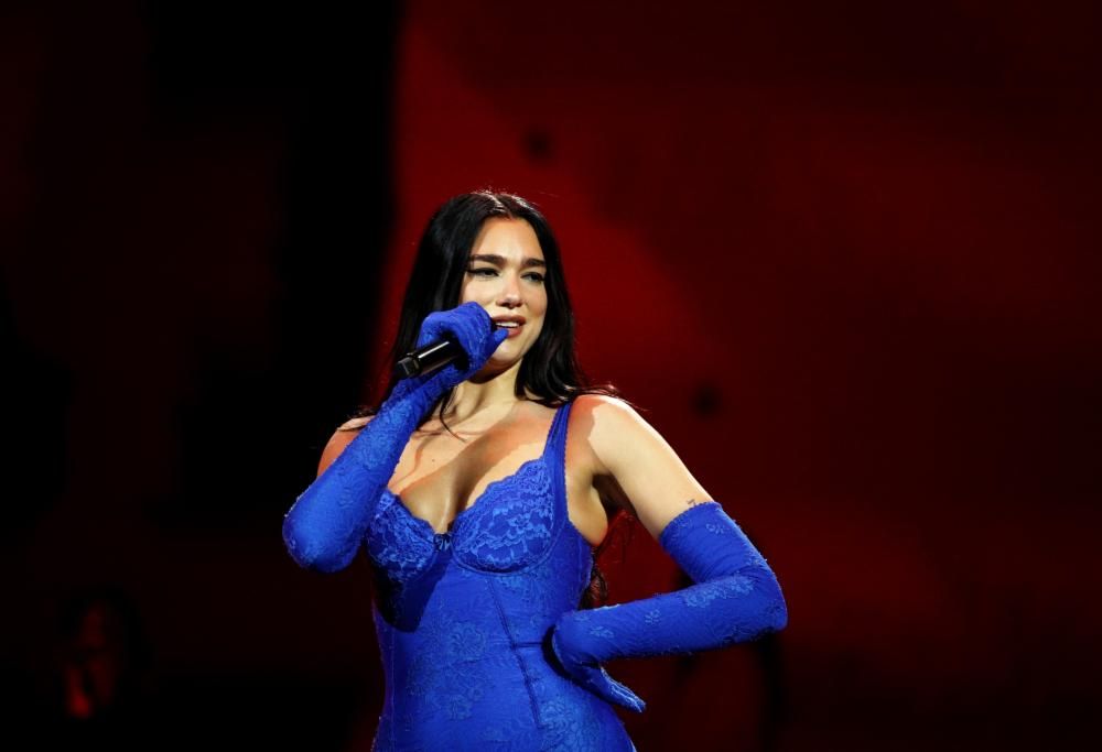 Dua Lipa: una scollatura da urlo manda in tilt i social