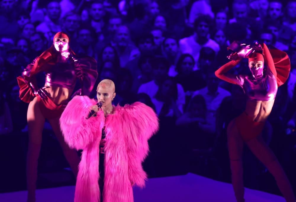 Beatrice Quinta si è tatuata Dargen D’Amico vicino al seno