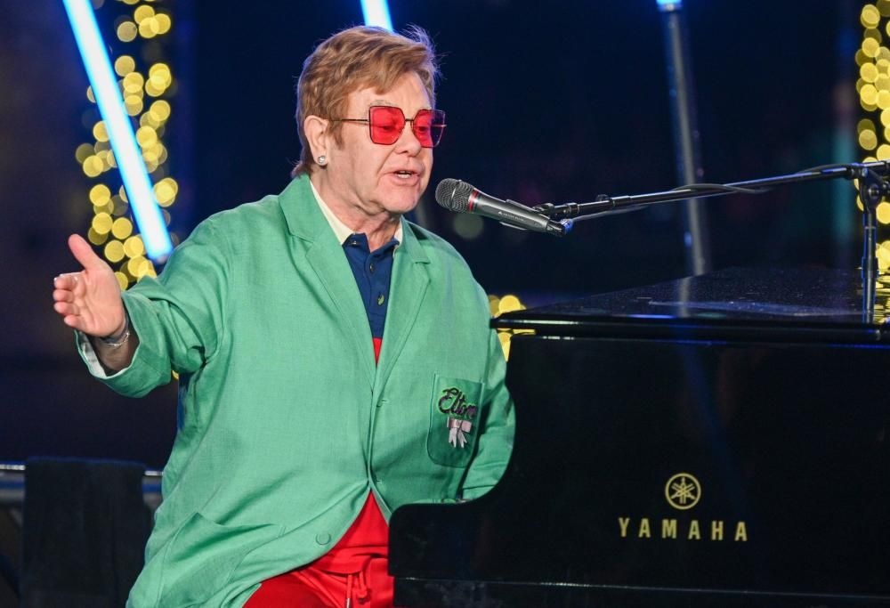 La performance a sorpresa di Elton John per Natale