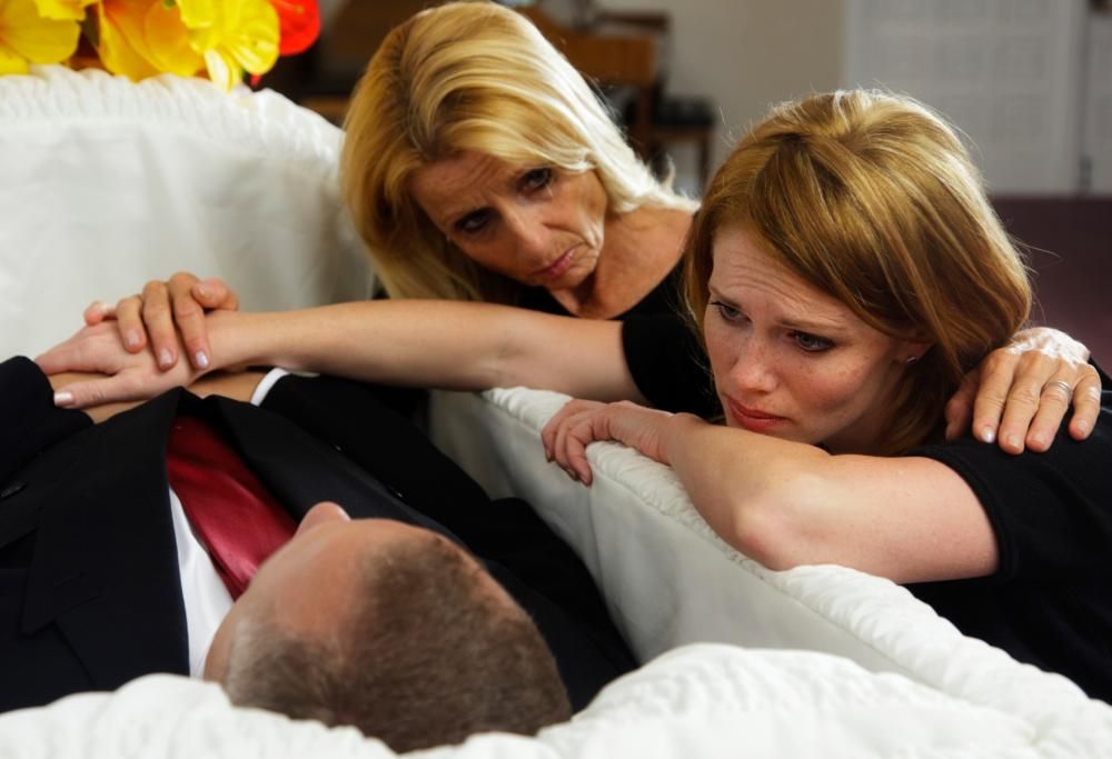 Muore all’improvviso: l’ex e la compagna in lacrime ma spunta la moglie segreta