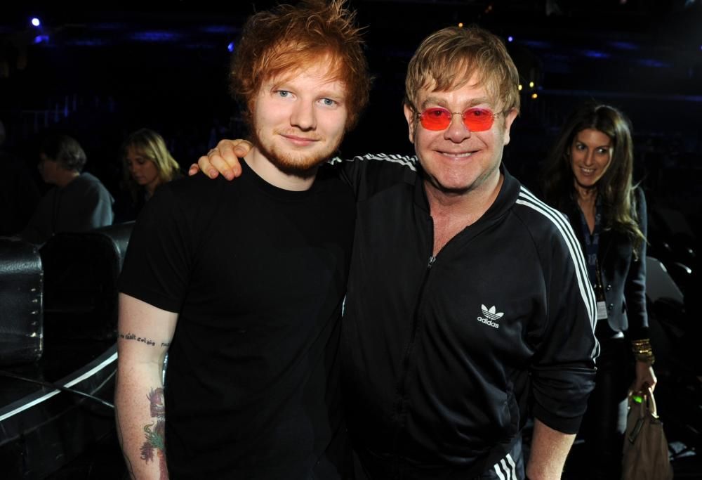 Ed Sheeran ha regalato a Elton John un pene di marmo gigante