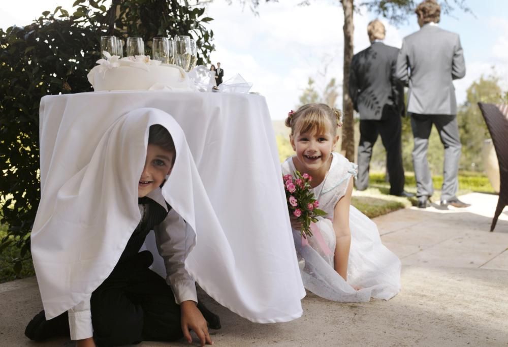Nessun bimbo al suo matrimonio e la babysitter è a carico degli invitati