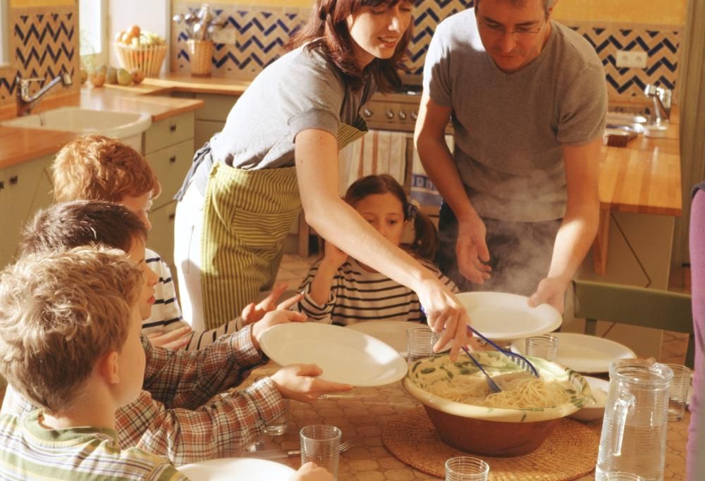 Hanno dieci figli e li mantengono con 1500 euro al mese: ecco come fanno