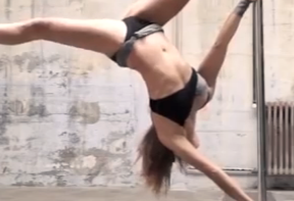 La ballerina di pole dance che sfida la gravità