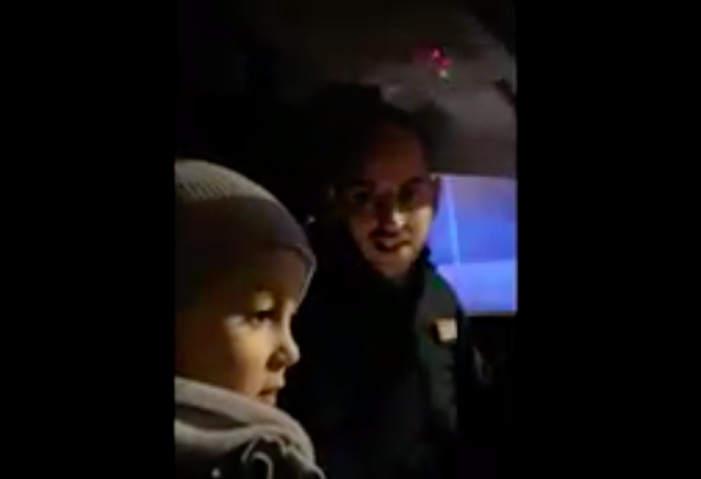 Bimbo di 5 anni perde il padre e la Polizia gli fa un regalo dolcissimo