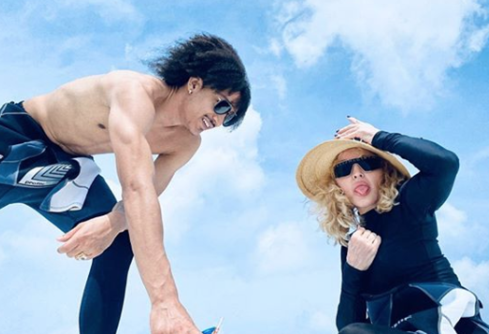 Madonna ufficializza la sua relazione con il ballerino 25enne