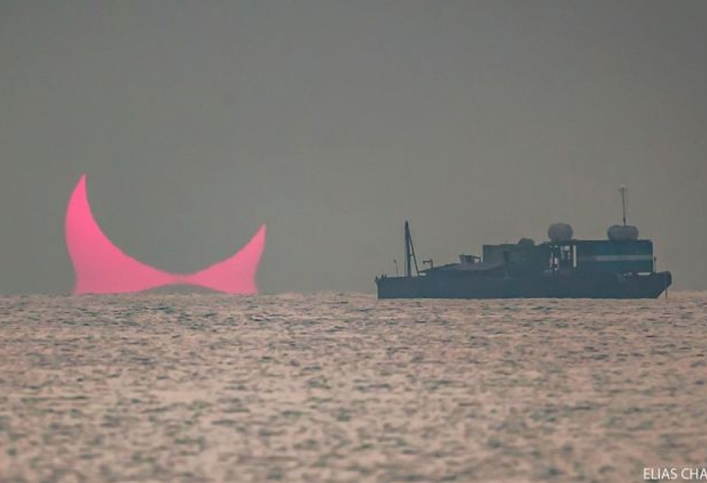 Il diavolo sembra emergere dal mare: le incredibili foto di un’alba durante un’eclissi