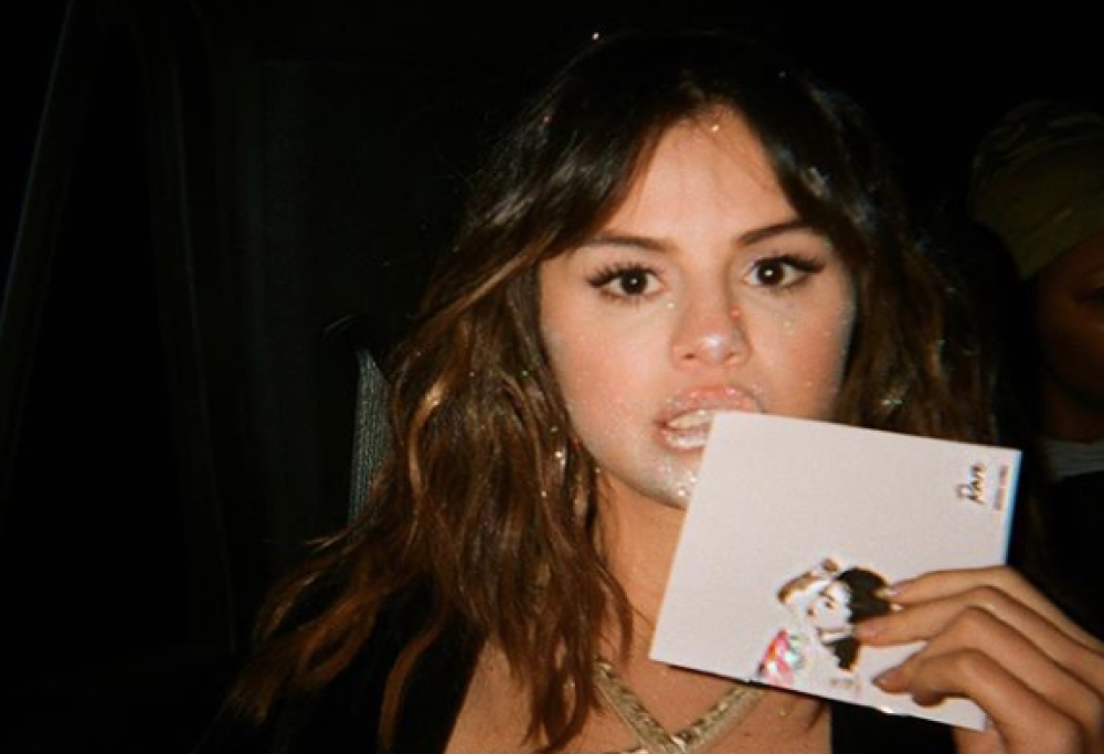 I fan di Selena Gomez minacciano una giornalista per una recensione negativa dell’album Rare
