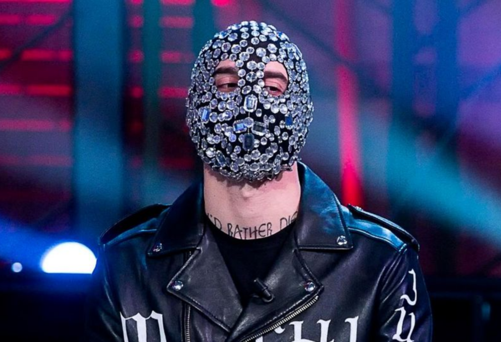 Junior Cally svela perché porta la maschera e racconta la sua malattia