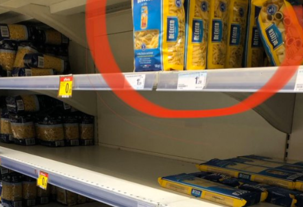 Coronavirus, supermercati presi d’assalto: ironia sulle penne lisce