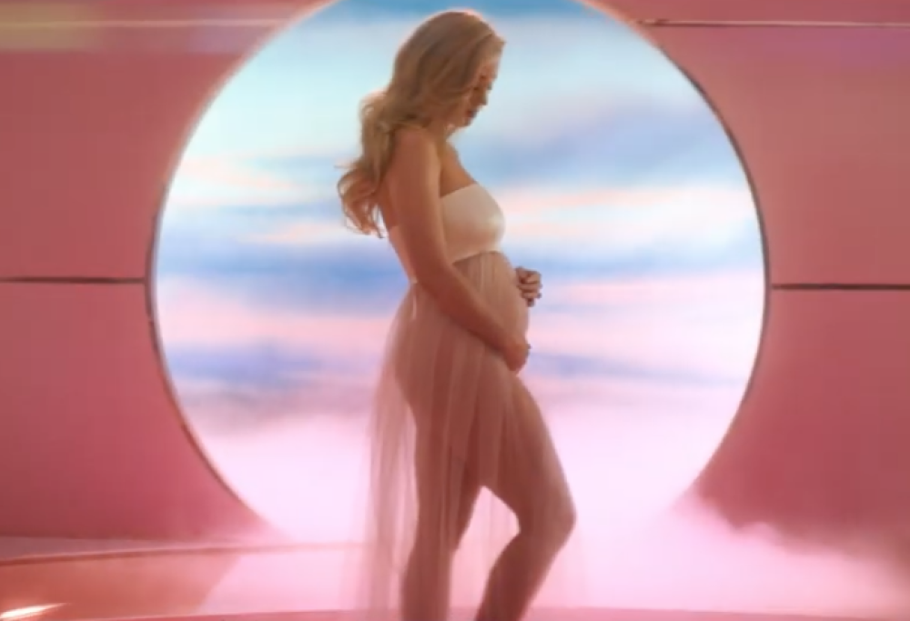 Katy Perry è incinta: l’annuncio tramite il video di “Never Worn White”