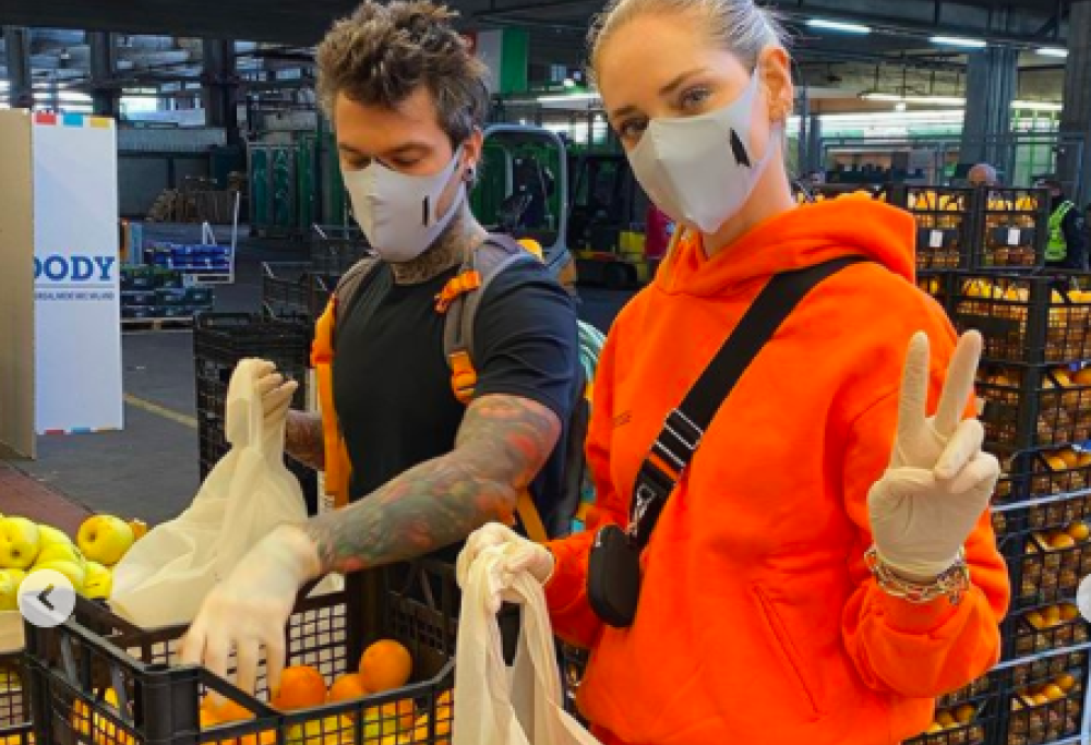 I Ferragnez preparano buste di frutta e verdura per i poveri
