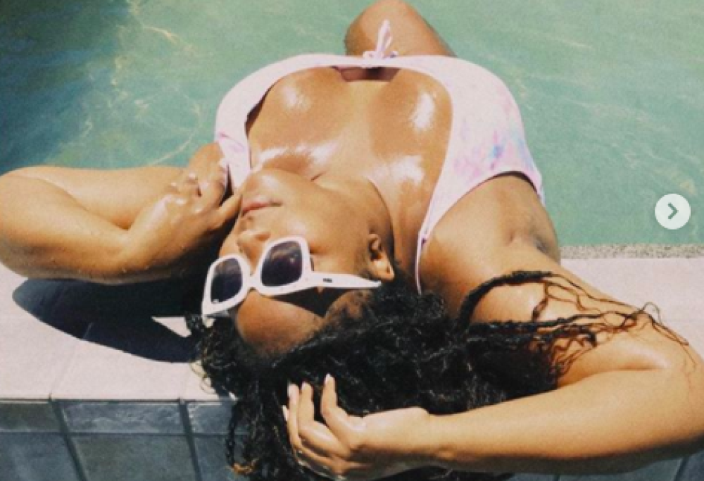 Lizzo fa impazzire tutti con i suoi bollenti twerking in costume