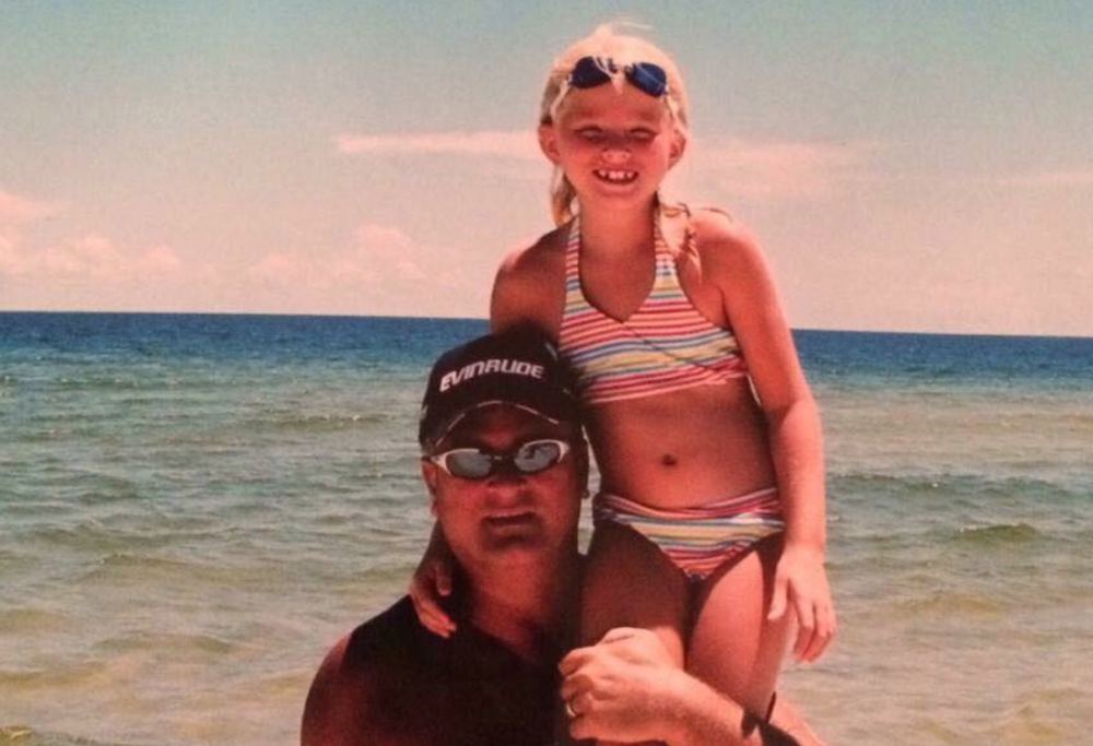 Una ragazza riceve ogni anno una lettera per il compleanno da parte del papà morto di tumore