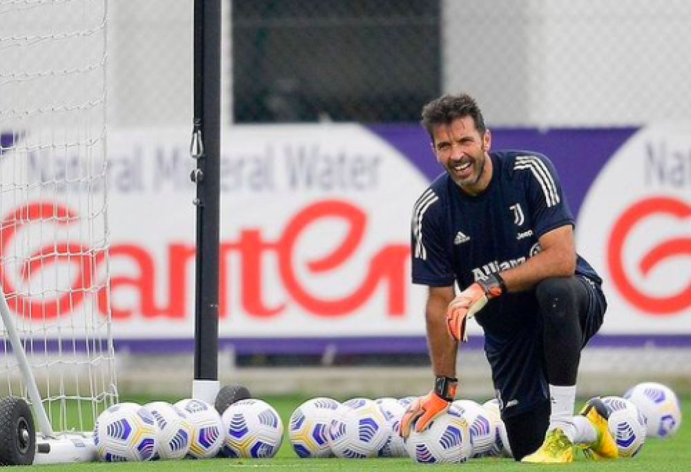 Il video condiviso da Gigi Buffon per festeggiare 25 anni dall’esordio in Serie A è epico