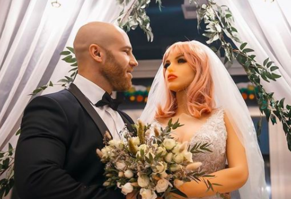 Bodybuilder sposa la sua bambola gonfiabile: “Mi eccita più del sesso”