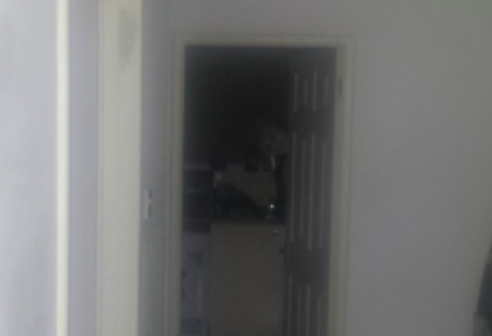 Sente rumori, fa una foto e quello che vede lo fa scappare di casa: voi lo vedete il fantasma?