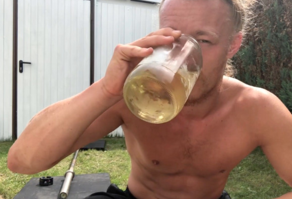 Ogni giorno beve 3 litri della sua urina