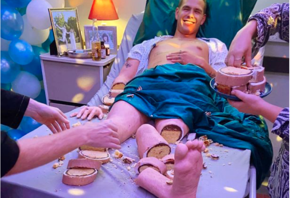 Rapper tagliato a fette e mangiato: ma è ovviamente una torta!