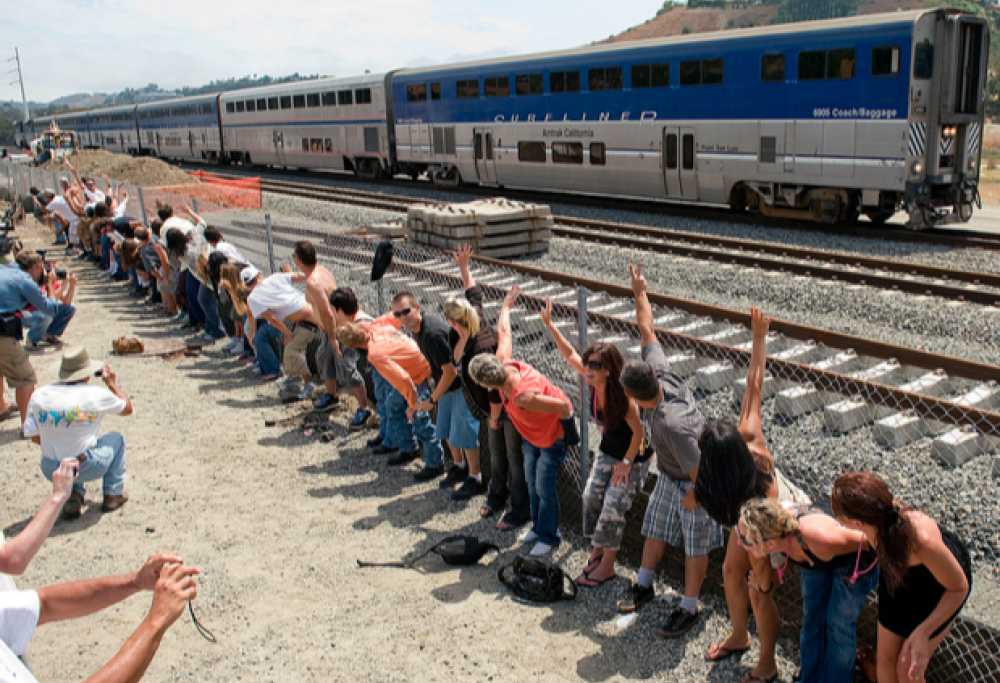 Si radunano per mostrare il sedere ai treni
