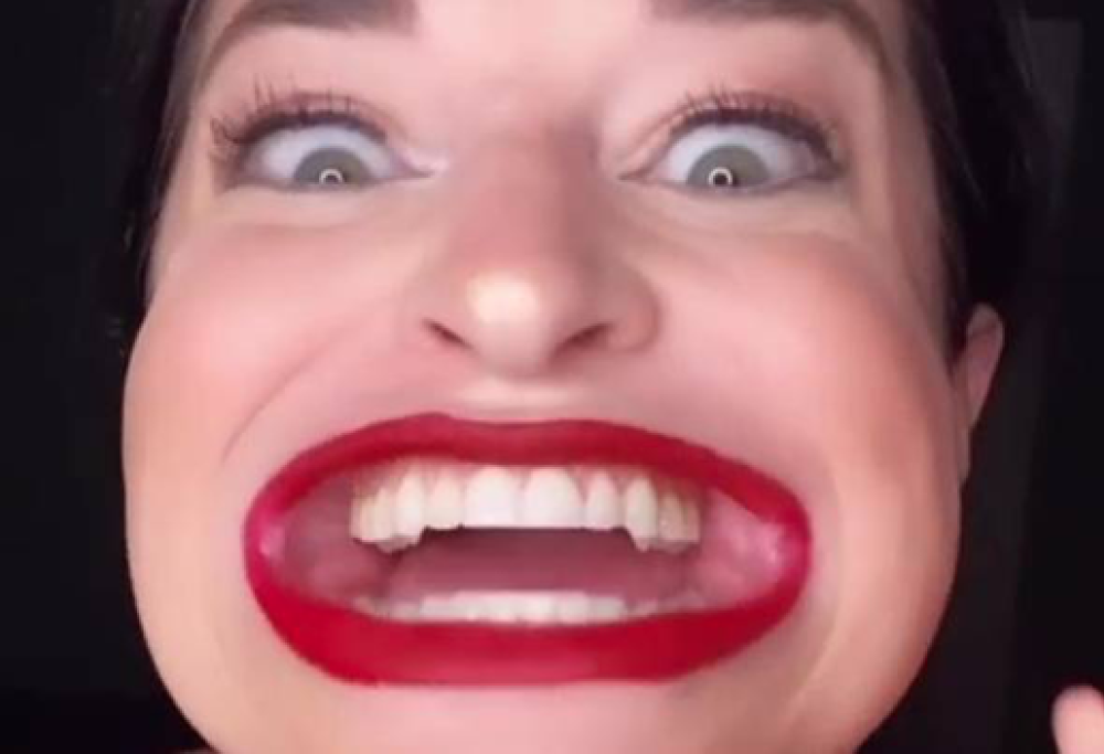 La donna dalla bocca larga