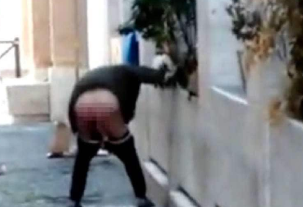 Defeca davanti al bar dove gli avevano negato un bicchier d’acqua