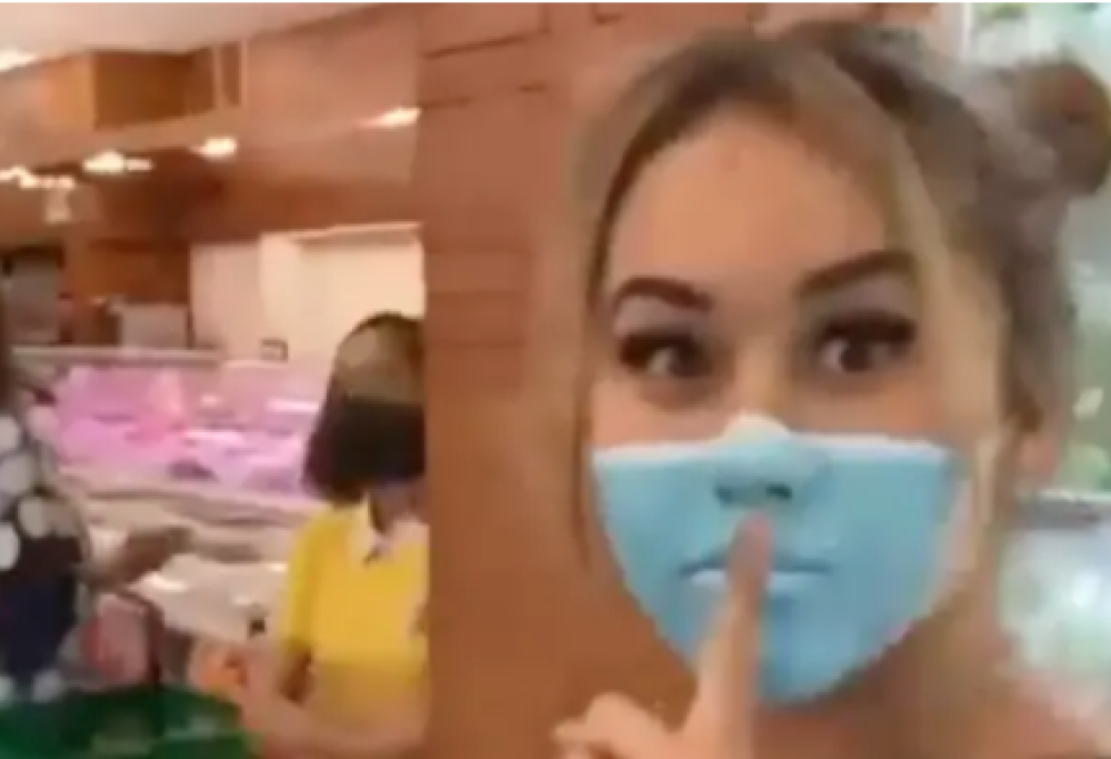 Influencer si dipingono la mascherina sul volto…