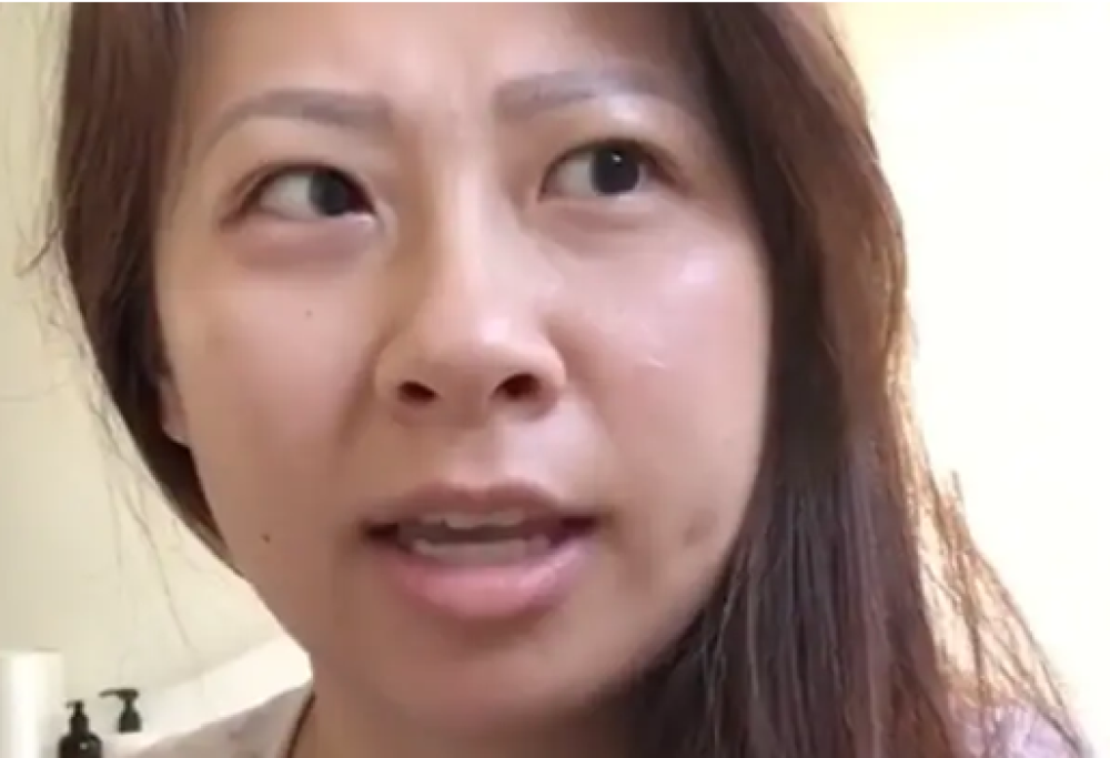 Si sveglia e parla con accento irlandese