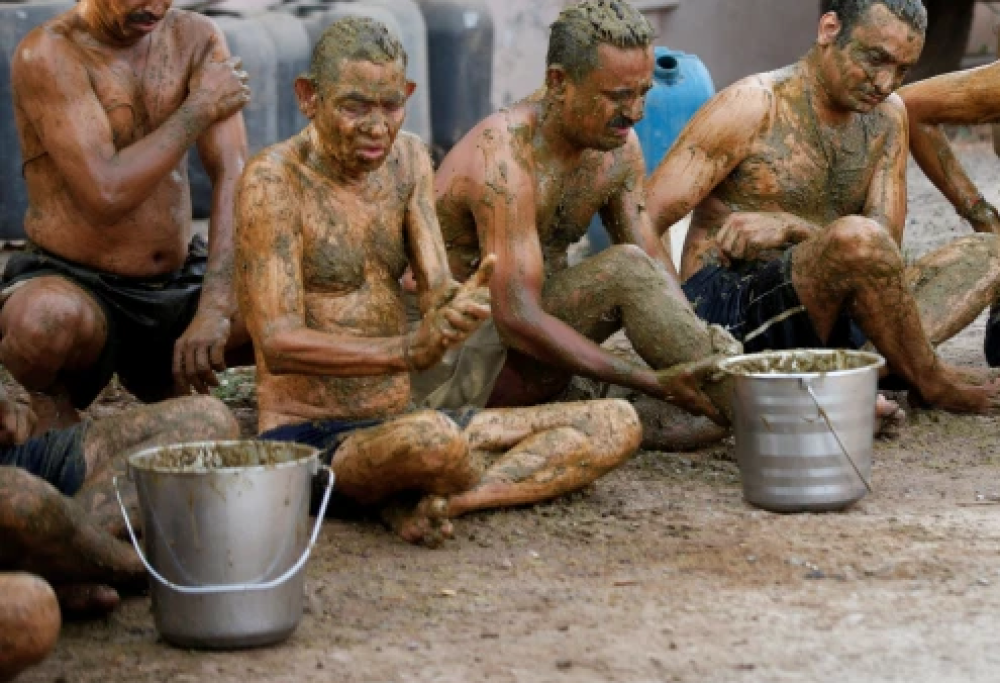 Si spalmano cacca di mucca sul corpo contro il Covid
