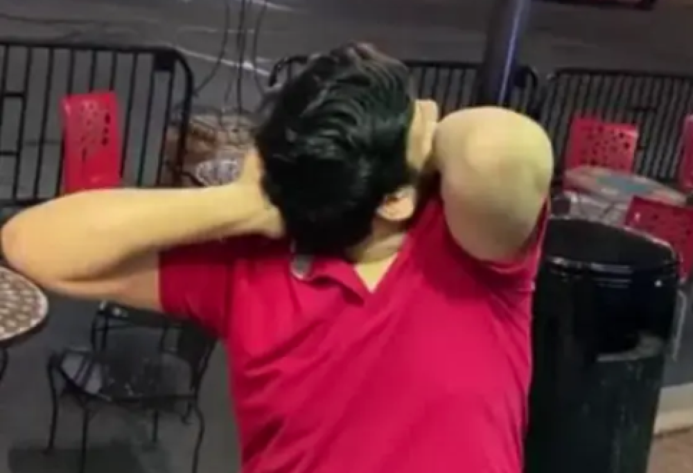 Uomo-gufo ruota la testa di 180 gradi