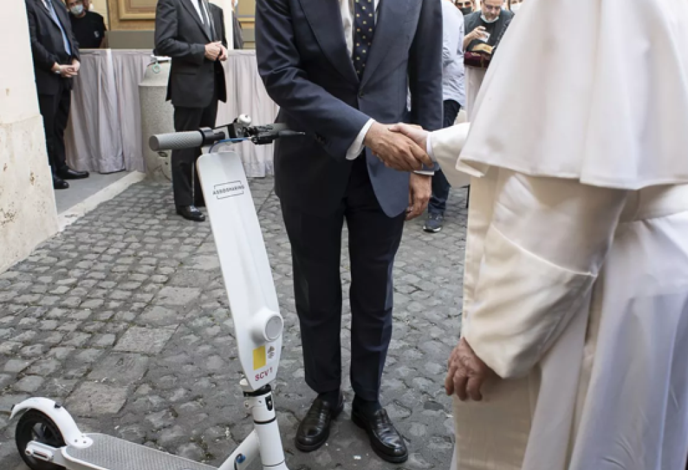 Il monopattino arriva anche dal Papa
