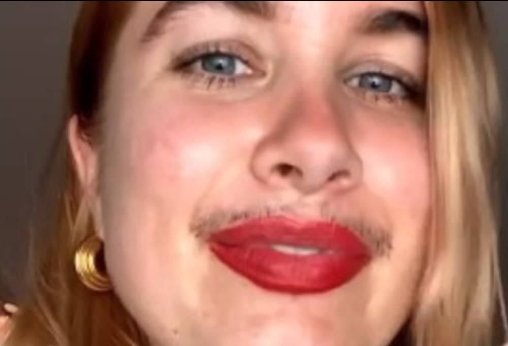 Influencer si mostra con il mascara sui baffetti