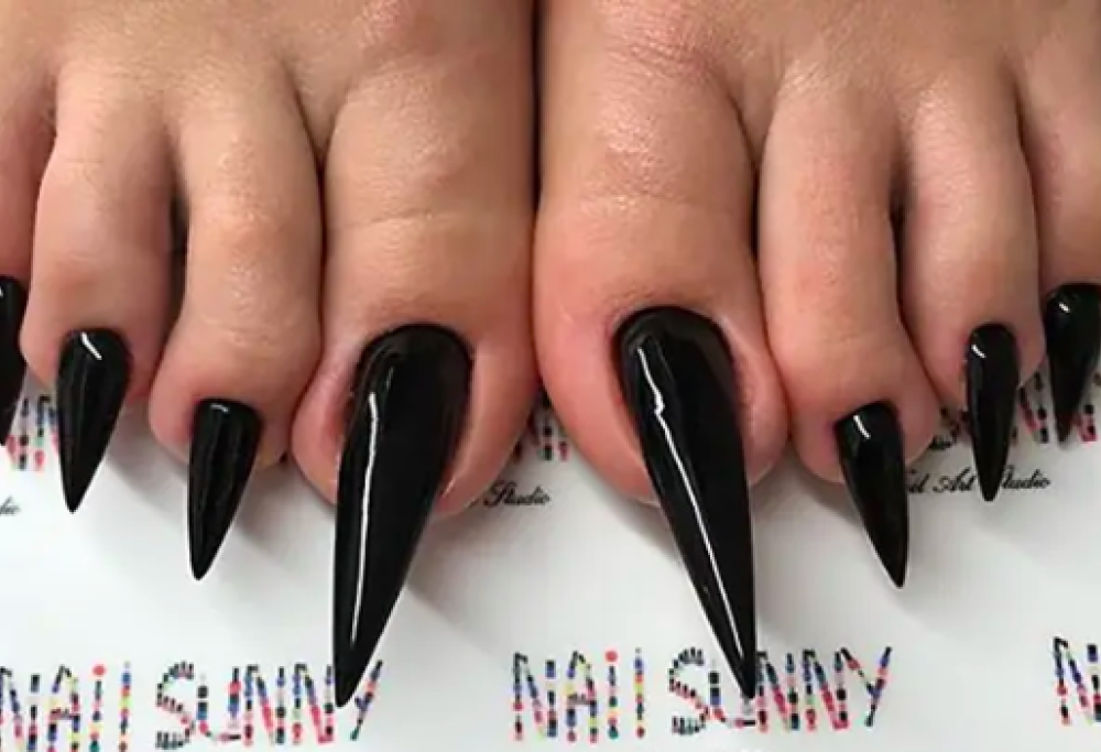 Ultima follia: maxi unghie dei piedi