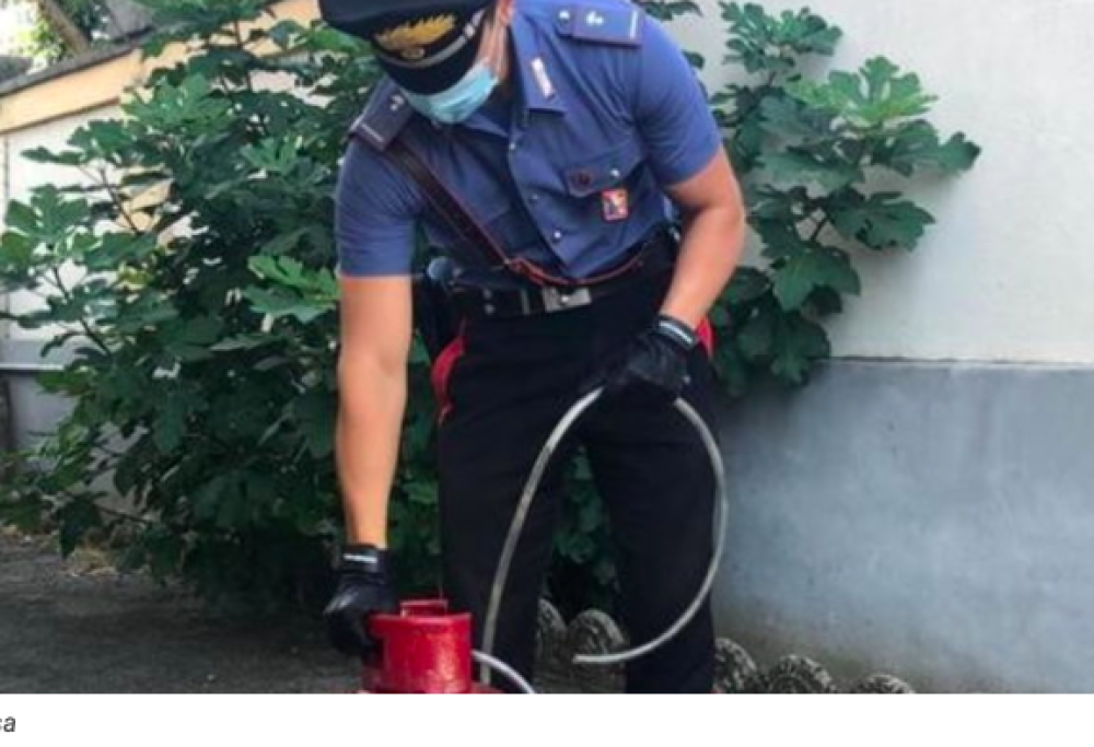 Riempie la casa di gas del vicino per vendetta