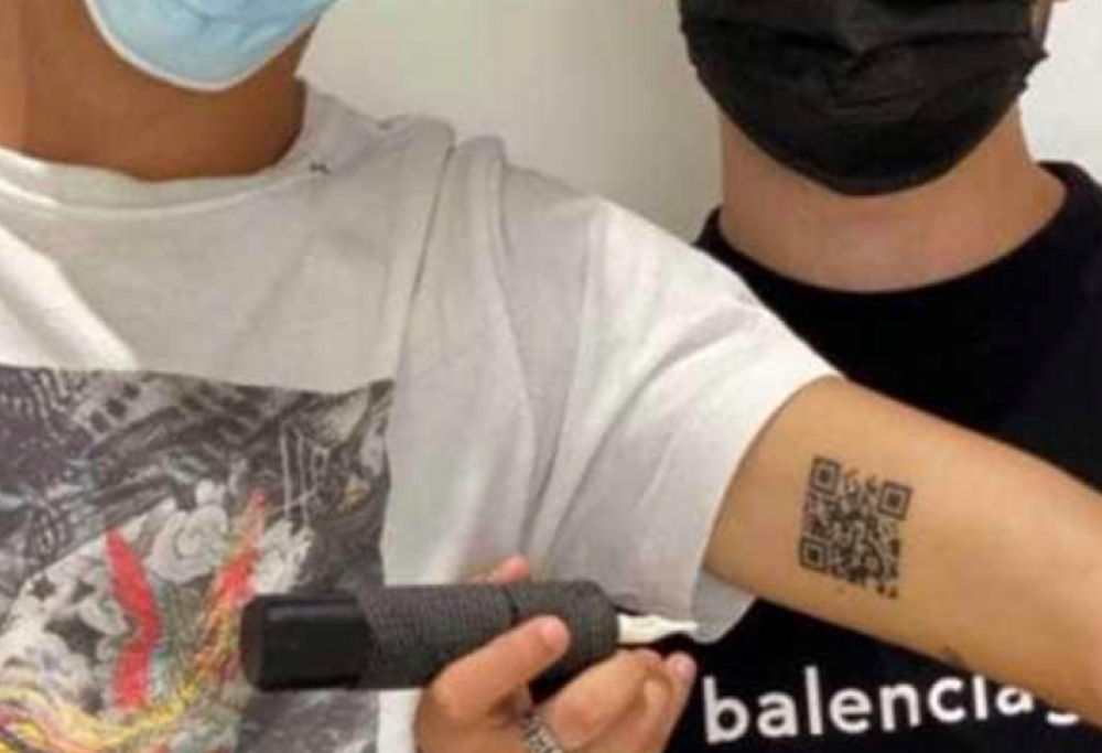 Green Pass tatuato nell’interno braccio